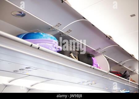 Armadietto sopraelevato su di un aereo o di un piano Foto Stock