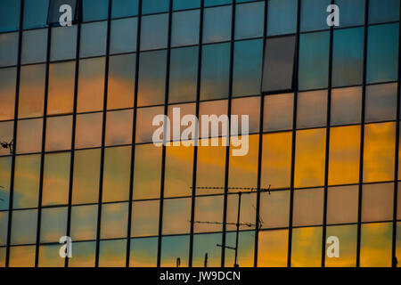 Riflesso del cielo del tramonto sulle finestre dell'edificio, Zagabria, Croazia Foto Stock