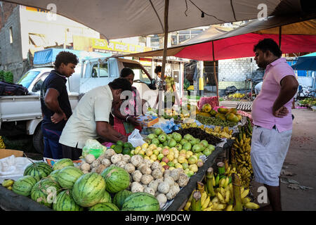 Colombo, Sri Lanka - Set 5, 2015. Le persone a un mercato rurale in Colombo, Sri Lanka. Colombo è la capitale commerciale e la più grande città dello Sri Lanka, wit Foto Stock