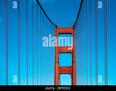 Golden Gate Bridge di San Francisco - rosso struttura in acciaio lucido contro il cielo blu Foto Stock