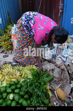 Colombo, Sri Lanka - Set 5, 2015. Una donna vendita di frutta al mercato locale in Colombo, Sri Lanka. Colombo è la capitale commerciale e la più grande città del Foto Stock