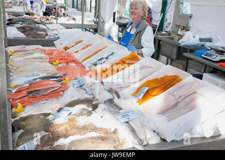 In Irlanda del Nord, Belfast, St George's mercati interni, visualizzazione di pesce fresco sul ghiaccio. Foto Stock