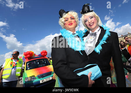 I partecipanti prendono parte all'annuale Brighton Pride Parade presso la cittadina di mare, UK, sabato 5 agosto, 2017. Il 2017 segna il cinquantesimo anniversario del d Foto Stock
