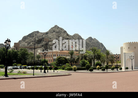 Vista di Oman il ministero delle Finanze come visto dal Palazzo Al Alam nella vecchia Muscat Oman, il 10 agosto 2017 Foto Stock