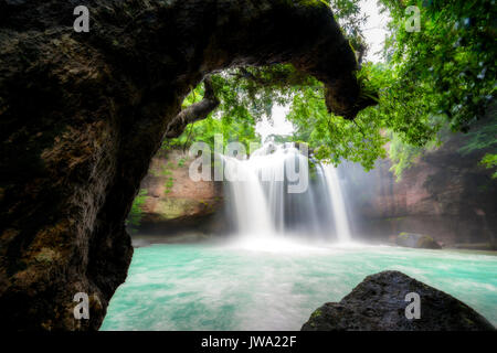 Incredibile belle cascate nella foresta tropicale a Haew Suwat cascata nel Parco Nazionale di Khao Yai, Nakhonratchasima, Thailandia Foto Stock