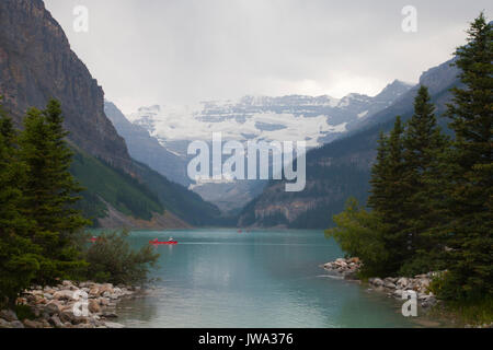 In canoa sul bellissimo color smeraldo acqua del Lago Louise nel parco nazionale di Banff, Alberta, Canada. Foto Stock