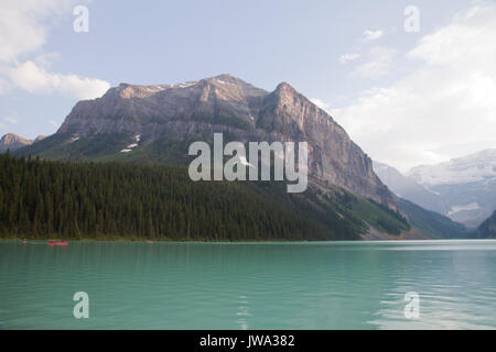 In canoa sul bellissimo color smeraldo acqua del Lago Louise nel parco nazionale di Banff, Alberta, Canada. Foto Stock