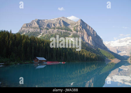 Canoa e Kayak Noleggio shack presso la bellissima emerald color acqua del Lago Louise nel parco nazionale di Banff, Alberta, Canada. Foto Stock