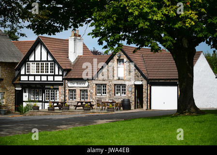 Il confine Hotel alla fine di del The Pennine Way nella piccola frontiera scozzese villaggio di Kirk Yetholm. Foto Stock