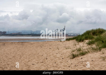 Una vista dell'ex acciaierie SSI dalla spiaggia a Hartlepool Foto Stock