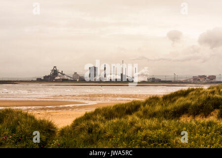 Una vista dell'ex acciaierie SSI dalla spiaggia a Hartlepool Foto Stock