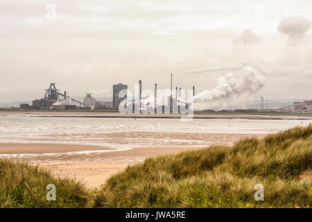 Una vista dell'ex acciaierie SSI dalla spiaggia a Hartlepool Foto Stock