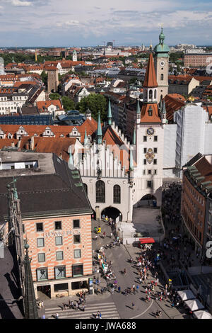 Guardando verso il basso a partire dalla torre dell'orologio del Neues Rathaus, Municipio nuovo verso l'alte Rathaus, old town hall, Marienplatz, la Piazza Marien, Monaco di Baviera, Ba Foto Stock