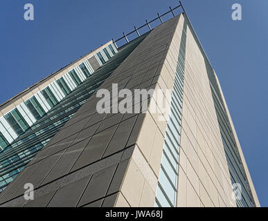 Basso angolo vista dei tribunali di Calgary Center, Calgary, Alberta, Canada Foto Stock