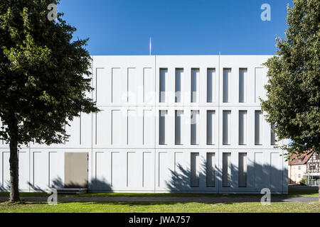 Elevazione del sole facciata posteriore. Finanzamt / Ufficio Finanze Biberach, Biberach, Germania. Architetto: hartwig schneider architekten, 2017. Foto Stock