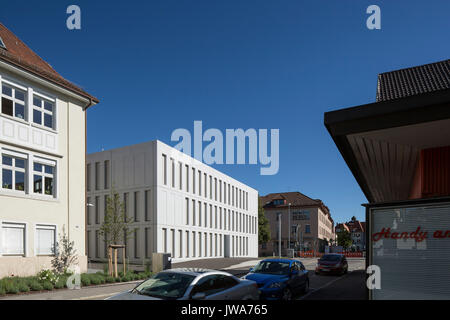 Strada obliqua elevazione con entrata principale. Finanzamt / Ufficio Finanze Biberach, Biberach, Germania. Architetto: hartwig schneider architekten, 2017. Foto Stock