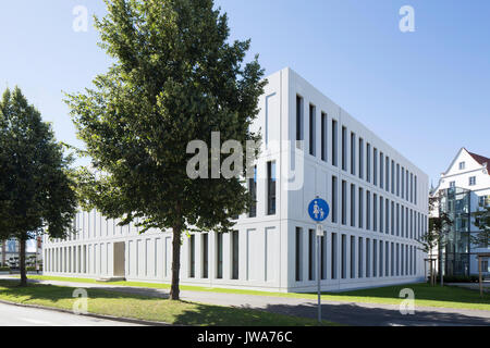 Angolo di elevazione posteriore con il contesto. Finanzamt / Ufficio Finanze Biberach, Biberach, Germania. Architetto: hartwig schneider architekten, 2017. Foto Stock