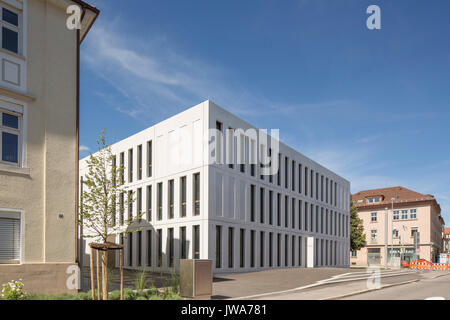 Elevazione obliquo verso l'entrata principale. Finanzamt / Ufficio Finanze Biberach, Biberach, Germania. Architetto: hartwig schneider architekten, 2017. Foto Stock