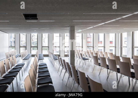 Sala riunioni. Finanzamt / Ufficio Finanze Biberach, Biberach, Germania. Architetto: hartwig schneider architekten, 2017. Foto Stock