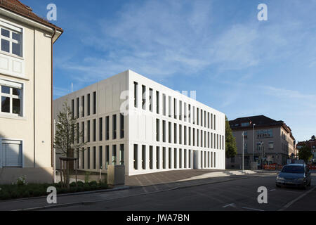 Strada obliqua elevazione con entrata principale. Finanzamt / Ufficio Finanze Biberach, Biberach, Germania. Architetto: hartwig schneider architekten, 2017. Foto Stock