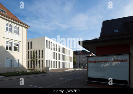 Strada obliqua elevazione con ingresso principale nel tardo pomeriggio. Finanzamt / Ufficio Finanze Biberach, Biberach, Germania. Architetto: hartwig schneider archi Foto Stock