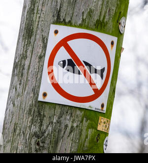 Un nessun segno di pesca - un pesce con una linea rossa attraverso di esso Foto Stock