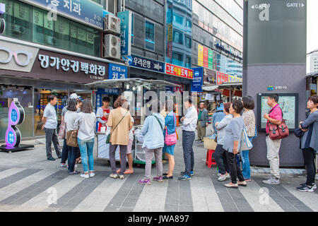 SEOUL, Corea del Sud - 20 settembre: il mercato Namdaemun a Seul, è il più antico e il più grande mercato in Corea del Sud. Foto scattata il 20 settembre 2015 in sé Foto Stock