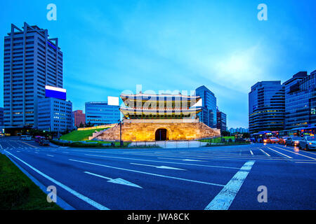 Sungnyemun gate (il mercato Namdaemun) di notte a Seul, in Corea del Sud. Foto Stock