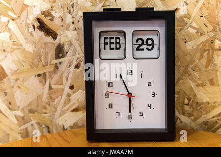 Tavolo antico orologio con data di febbraio 29. 1 giorno di ogni 4 anno Foto Stock