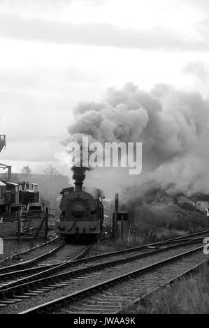 'Sir Gomer' lascia il forno sciavero cortile con un treno merci per Whistle Inn, Pontypool & Blaenavon ferroviaria. Foto Stock