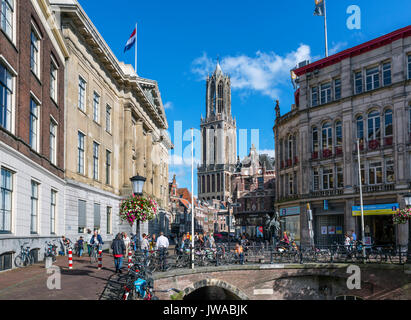 Il Stadhuisbrug oltre l'Oudegracht (vecchio canale) guardando verso la Torre del Duomo di Utrecht, Paesi Bassi Foto Stock