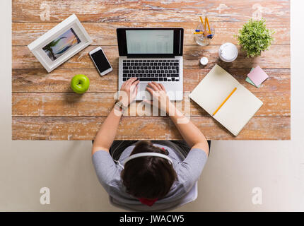 Donna con ricevuta su uno schermo del notebook in ufficio Foto Stock