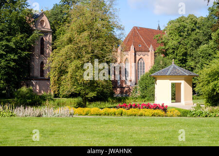 Chiesa cattolica di Sant'Elena e Andreas con il campanile e il padiglione Tè nei giardini del palazzo, Ludwigslust, Meclenburgo-Pomerania Occidentale, Germania Foto Stock