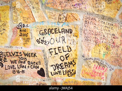 Graffiti sul muro di pietra ad ingresso a Elvis Presley's Graceland. - Foto digitale arte pittura Foto Stock