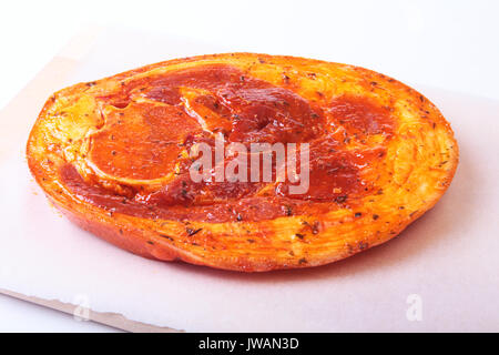 Raw prosciutto di maiale con spezie e foglie di prezzemolo pronto per il grill barbecue isolati su sfondo bianco. Foto Stock