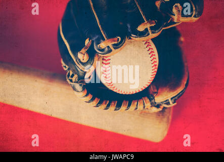 In stile vintage immagine della mazza da baseball, guanto a sfera e la vecchia sfera di cuoio per lo sport dello sfondo. Mostra attrezzature di gioco. Foto Stock