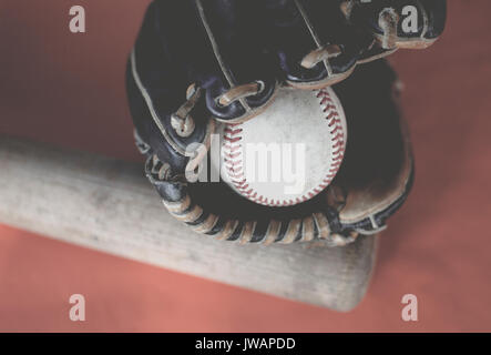 In stile vintage immagine della mazza da baseball, guanto a sfera e la vecchia sfera di cuoio per lo sport dello sfondo. Mostra attrezzature di gioco. Foto Stock