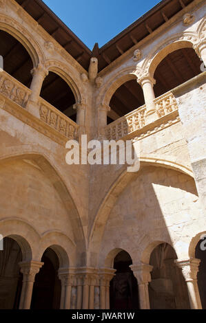 Il chiostro del monastero cistercense di Valbuena Abbey a Valbuena de duero (valladolid, Spagna) Foto Stock