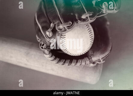 In stile vintage immagine della mazza da baseball, guanto a sfera e la vecchia sfera di cuoio per lo sport dello sfondo. Mostra attrezzature di gioco. Foto Stock