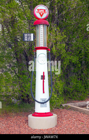 Bellissimo design colorato e Conoco gas station, città di Williams, Arizona, Stati Uniti d'America Foto Stock