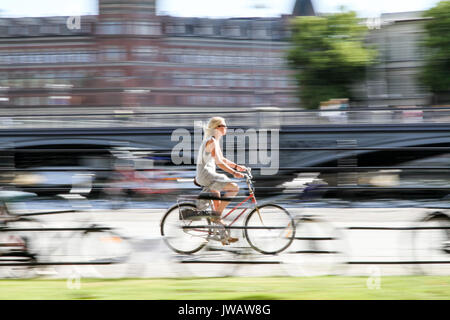 Stoccolma, Svezia - 15 luglio 2013: giovane ciclista in sella la sua bicicletta vicino al centro della città di Stoccolma in un caldo giorno d'estate. Immagine con intenzionale Foto Stock