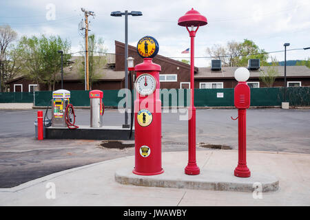 Bellissimo design colorato e Conoco gas station, città di Williams, Arizona, Stati Uniti d'America Foto Stock