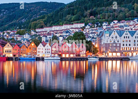 Vista notturna di Bryggen con luce colorata e di riflessione, noto anche come Tyskebryggen, è una serie di Hanseatic di edifici commerciali di rivestimento per le EST Foto Stock