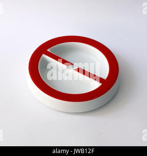 Posacenere in ceramica divertente con cartello per non fumare Foto stock -  Alamy