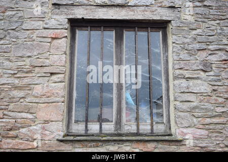 Finestre di una vecchia casa in mattoni Foto Stock