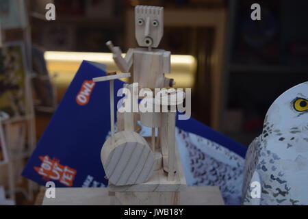 Piccole sculture in legno in un negozio Foto Stock