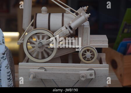 Piccole sculture in legno in un negozio Foto Stock