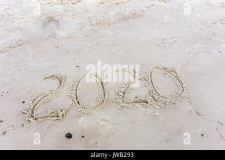 2020 scritto di sabbia su una spiaggia al tramonto. Anno nuovo Foto Stock