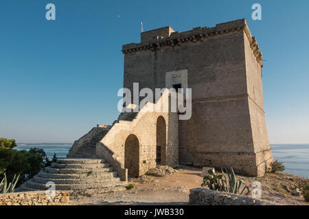 Antica torre di avvistamento costiero in Puglia (Italia). Foto Stock