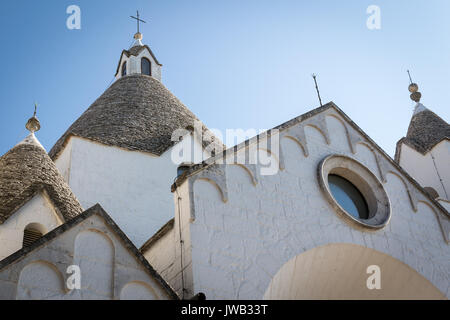 Chiesa di Sant'Antonio in Alberobello (Italia). Luglio 2017. Formato orizzontale. Foto Stock